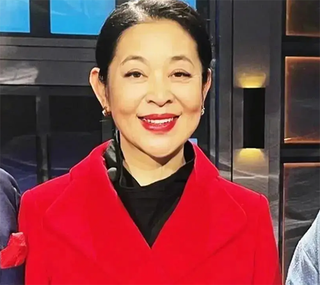 64岁倪萍瘦到下巴尖尖面部浮肿太吓人！她经历过什么？