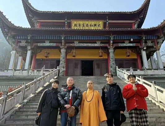 人生赢家！胡歌被曝已升级二胎爸爸，携全家九华山祈福还愿