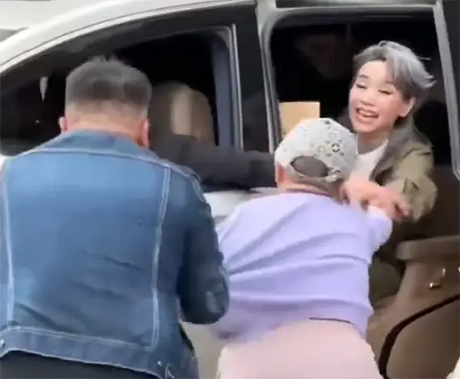 叶童被老年粉丝拦车追星!被拽下车,却亲切安抚并拥抱对方