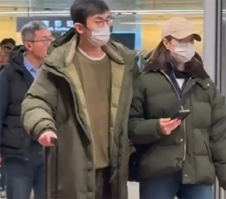 朱亚文沈佳妮辟谣离婚后首次同框，穿同色羽绒服十指紧扣