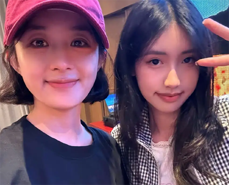 冯小刚女儿晒与赵丽颖合照，两位美女同框让人眼前一亮！