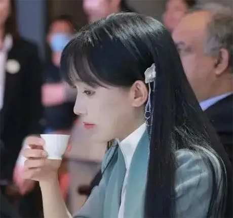 35岁李子柒出席活动太抢眼了，穿绿色新中式长袍，美的不食人间烟火！