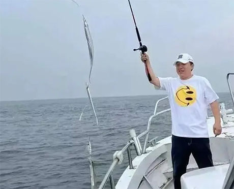 51岁黄渤身材发福与家人三亚度假，迷上出海钓鱼，近年作品减少