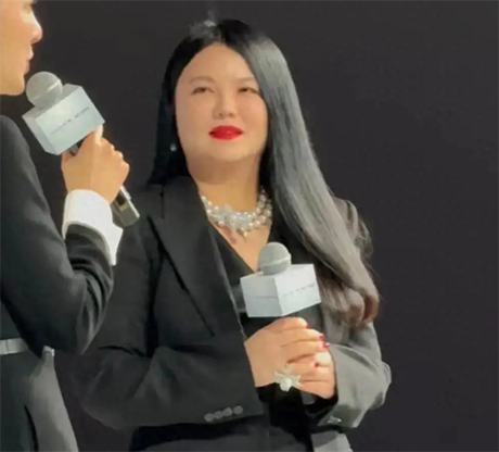李湘提车发布会上亮相胖上热搜，身材比主持胖一倍，网友调侃：这得吃多少？