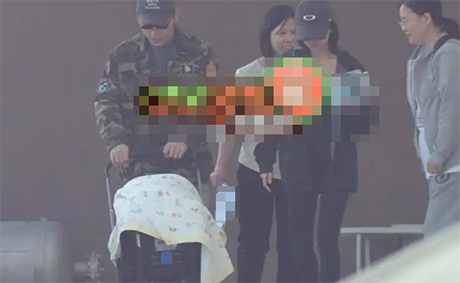 吴谨言产后首现身，身材恢复很好，洪尧推婴儿车，夫妻十指紧扣