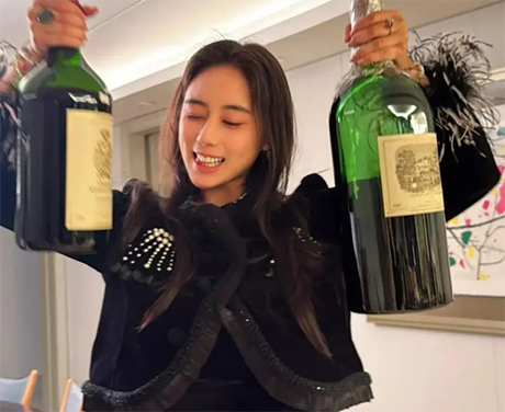 何超欣晒和赌王四太喝酒照片，戴着香奈儿项链，喝几十万一瓶的酒