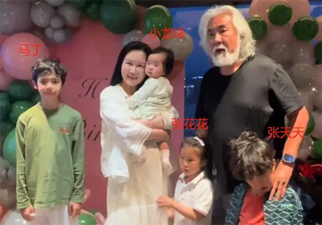 张纪中为娇妻庆生,混血继子站旁边被冷落,下巴后缩网友急了