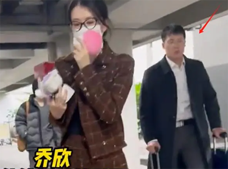 乔欣被曝结婚后首现身，小腹微凸没戴戒指，新婚丈夫疑在身边