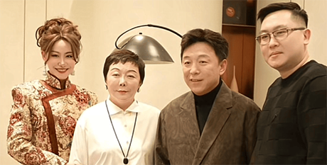 黄渤现身姐姐新店开业典礼！他成名之后不忘亲人，获网友称赞