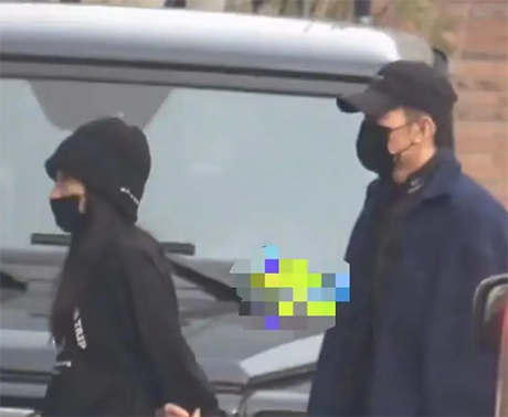 柳岩和男友一起逛建材城,多次被拍,疑似好事将近