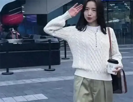 董洁杭州买咖啡被偶遇，米色毛衣叠穿白T时髦减龄，简直就像24岁！