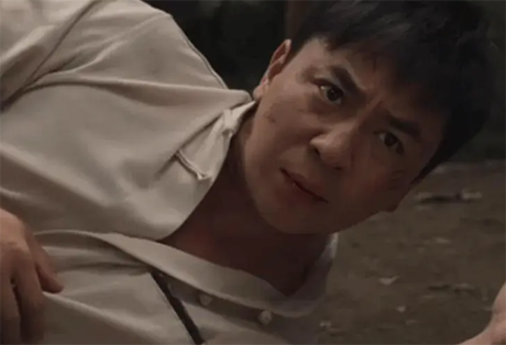 释小龙妻子露面太吸睛!身材丰满、长腿十分抢镜,五官颜值不输何洁