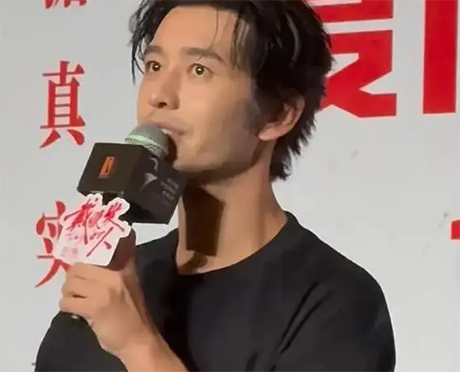 黄晓明现身金鸡百花奖直播间，脸上胡子拉碴，十分憔悴