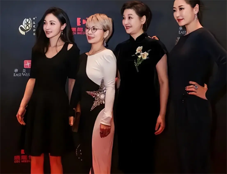 42岁姚笛重回红毯状态好！她的美艳靓丽碾压徐帆梁静