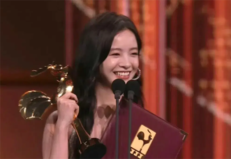 李庚希爆冷门，首位00金鸡奖影后！徐静蕾力捧，京圈公主的背景被扒