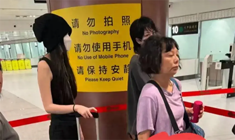 王菲送女儿去英国上学！李嫣又高又瘦气十分出挑，疑去UCL大学报道