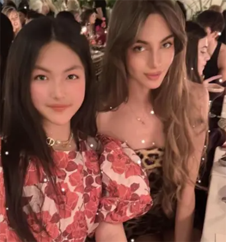 王诗龄亮相英国顶级晚宴，初恋脸美翻全场，名媛范儿十足