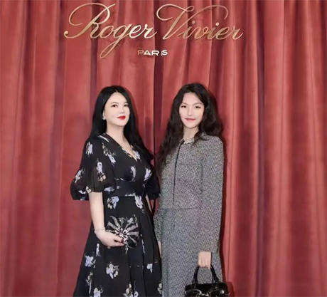 15岁的王诗龄看秀，和品牌方流利英文交流，李湘果然是富养女儿