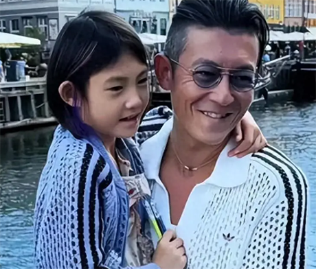 43岁陈冠希近照曝光，怀抱女儿笑容满面，网友调侃：超级奶爸来啦！