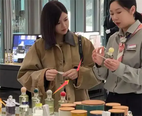 陈妍希婚变后鲜露面！戴婚戒逛商场，脸又圆润了不少，精神状态好