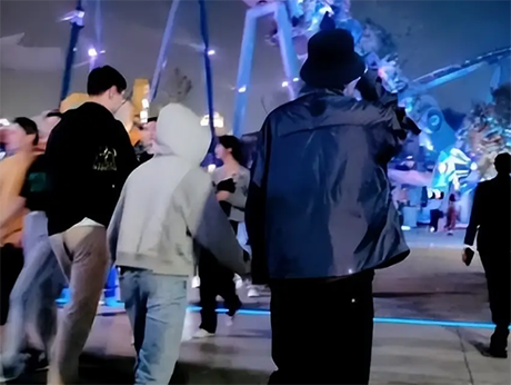 王俊凯带全红婵游玩鬼屋,全红婵吓得薅衣服,全程跟着王俊凯