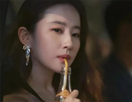 金鹰奖“外籍门”风波:刘亦菲入围资格被删,网友们吵翻了