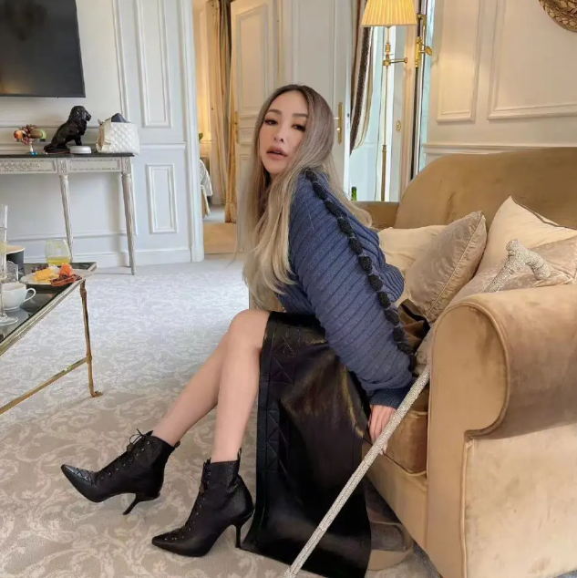 萧亚轩健康告急,又在浴室跌倒,或缺席豪门婚礼献唱!