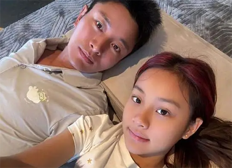 贾乃亮甜馨10年前后合影对比,网友惊叹:她跟爸爸越来越像
