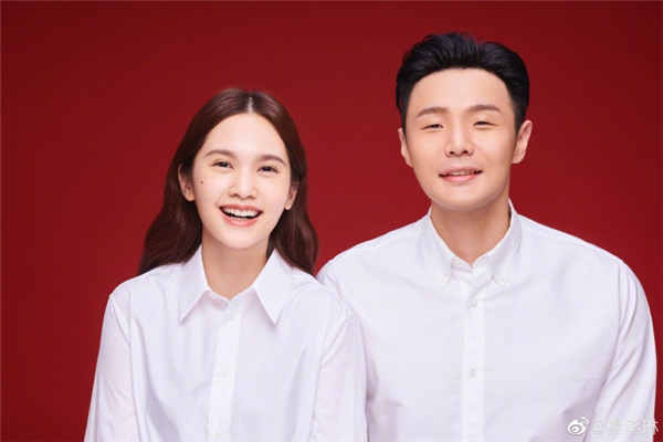 杨丞琳承认与李荣浩领证结婚 微博晒出结婚照：祝福我们收到了 谢谢！