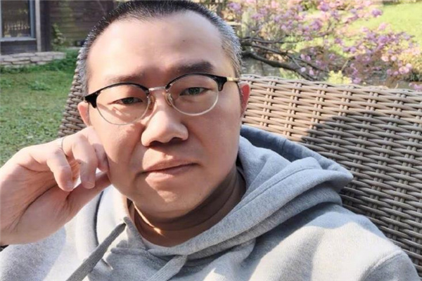 主持人涂磊为乘机不文明举动道歉 解释称有静脉曲张抬高腿部可促进血液回流