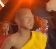成龙演出遭飞踹 小武僧内心：俺嘞个娘呀，盒饭要没了
