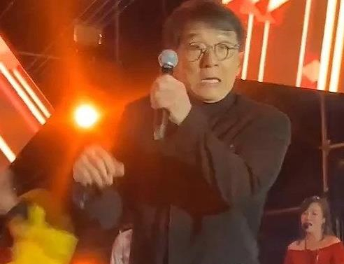 成龙演出遭飞踹 小武僧内心：俺嘞个娘呀，盒饭要没了