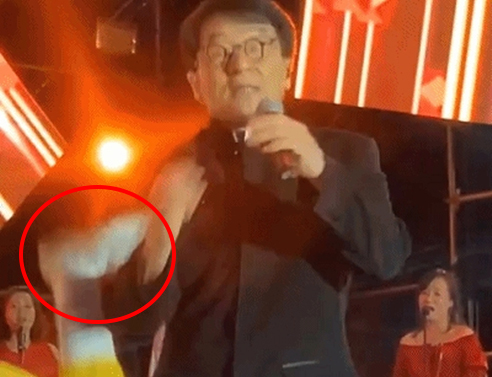 成龙演出遭飞踹 小武僧内心：俺嘞个娘呀，盒饭要没了