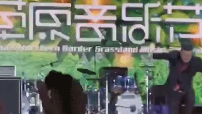 成龙演出遭飞踹 小武僧内心：俺嘞个娘呀，盒饭要没了