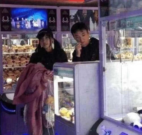 网友七夕在日本偶遇王思聪 携2美女旅游打扮低调