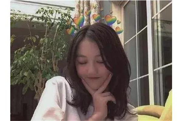 李嫣否认逛街两小时花十万 自嘲改昵称为李十万引网友赞叹性格好