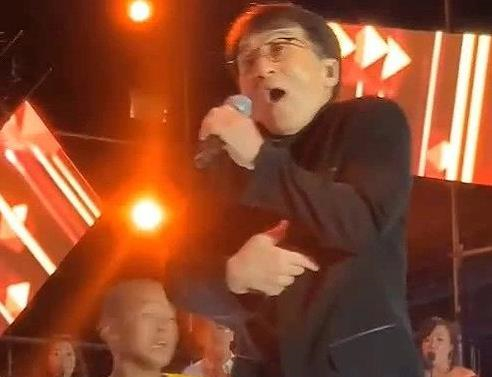 成龙演出遭飞踹 小武僧内心：俺嘞个娘呀，盒饭要没了