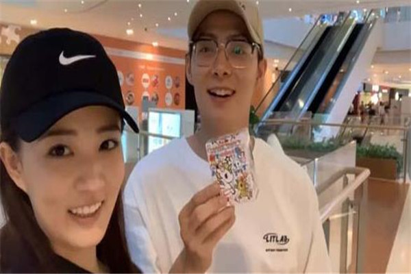 徐璐张铭恩正式晒出vlog公布恋情 甜蜜表白：vlog是我的，你也是我的！
