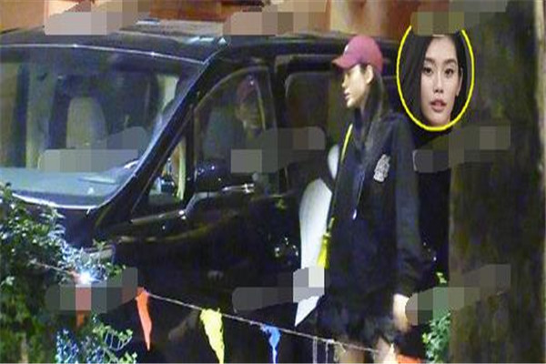 怀孕实锤？奚梦瑶穿宽松衣服挺孕肚外出 走路吃力搀扶栏杆步履缓慢疑似怀孕
