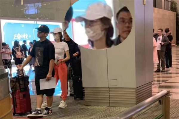 郑恺新恋情疑似曝光 网友机场偶遇郑恺与一身材曼妙女子同游新加坡
