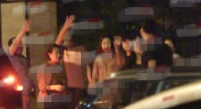 般配！王凯王鸥恋情或将曝光 餐后手牵手倍显恩爱