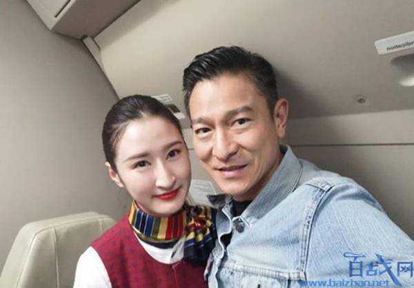 刘德华与空姐合影照曝光 拍完照还细心检查拍照效果