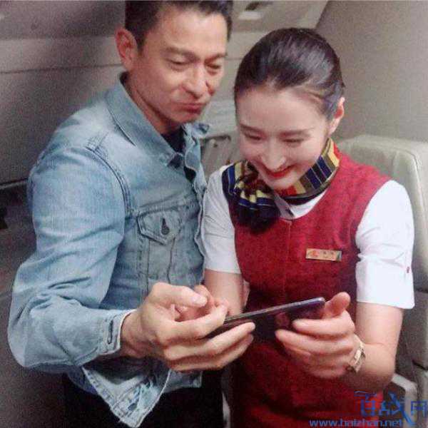 刘德华与空姐合影照曝光 拍完照还细心检查拍照效果