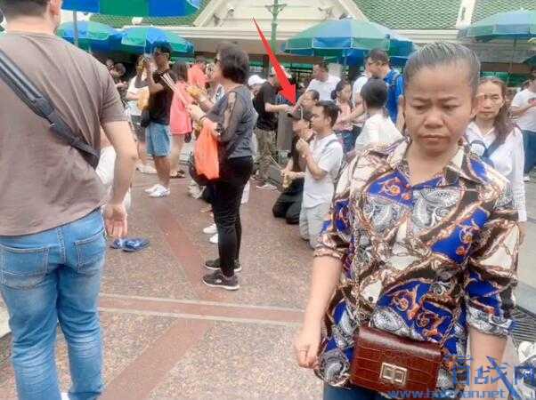 翟天临现身泰国祈福