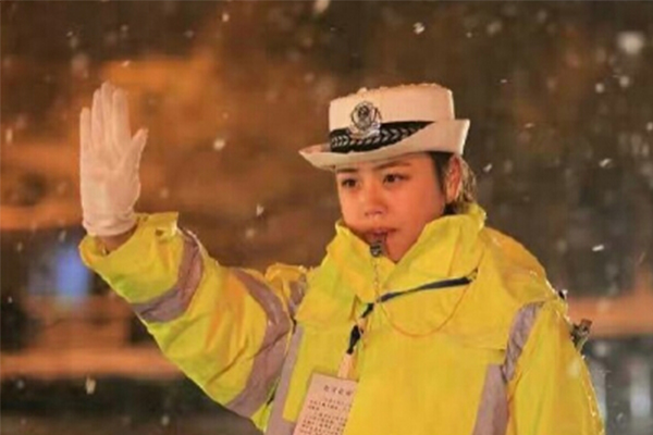 女交警撞脸陈妍希