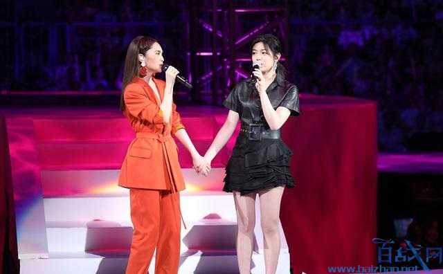 杨丞琳陈妍希玩亲亲
