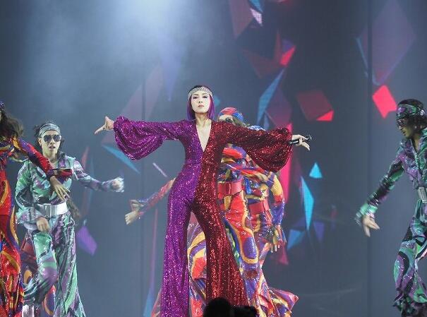 杨千嬅舞台表演意外摔倒 临危不乱起身继续跳舞