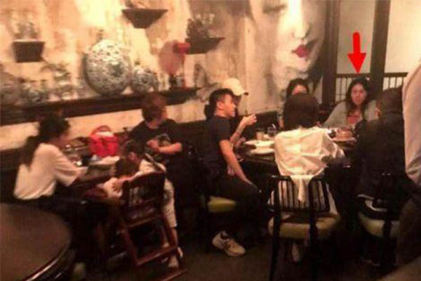 奚梦瑶何猷君情侣帽，网友出街捕获“野生”情侣甜腻组图