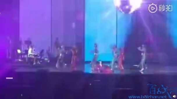 杨千嬅舞台表演意外摔倒 临危不乱起身继续跳舞