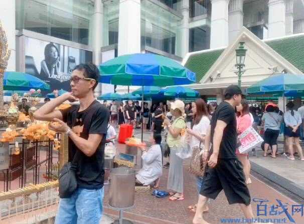 翟天临现身泰国祈福
